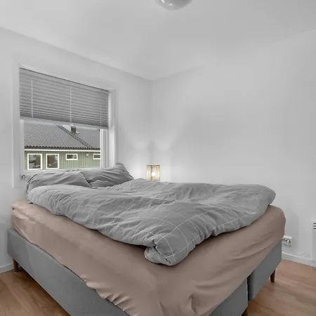 2-bedroom Modern In Apartment *