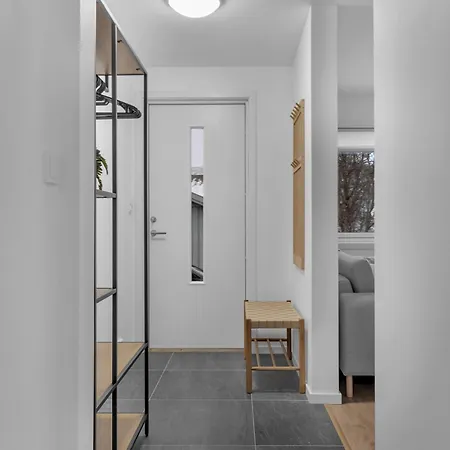 2-bedroom Modern In Apartment *